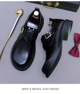 Vue de dessus de chaussures monk en cuir noir avec boucle dorée et accessoires chics