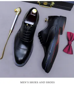 Detailansicht schwarzer Leder-Oxfordschuhe mit blauer Naht und Schuhspannern aus Holz