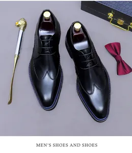 Scarpe stringate nere stile wingtip con calzante dorato e papillon rosso elegante