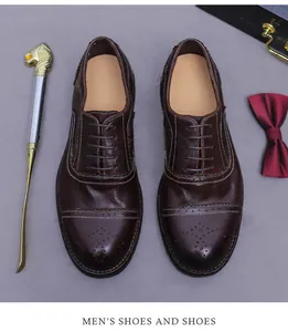 Detailansicht dunkelbrauner Brogue-Oxfordschuhe mit eleganten Flügelkappen-Lochmustern