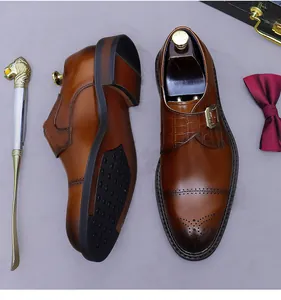 Detailansicht brauner Leder-Monk-Schuhe mit Brogue-Prägung und Schnallenverschluss