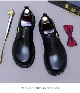 Chaussures monk en cuir noir classique avec boucle dorée pour un look professionnel formel