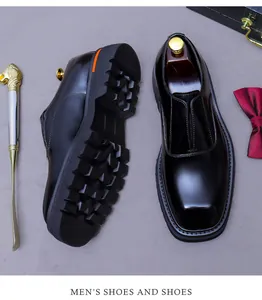 Detail von glänzenden Herren-Lederschuhen mit quadratischer Spitze und dicker Sohle