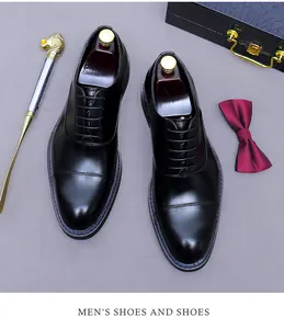 Nahaufnahme von schwarzen Lackleder-Oxfordschuhen mit klassischen Schnürsenkeln und Stil