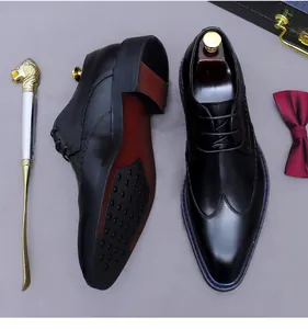 Dettaglio di scarpe stringate in pelle nera con suole antiscivolo e accessori formali