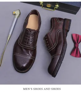 Detail der dunkelbraunen Brogue-Lederschuhe mit dekorativem perforiertem Flügelmuster