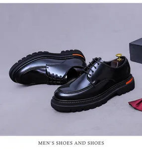 Détail de chaussures Derby en cuir brillant avec semelle crantée et liseré orange