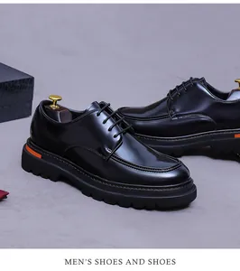 Détail de chaussures derby en cuir noir brillant avec semelles épaisses et crans antidérapants