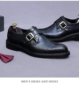 Detail eines schwarzen Leder-Monkstrap-Schuhs mit Brogue-Muster und goldener Schnalle