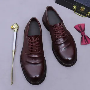 Chaussures derby homme en cuir de cheval bordeaux avec texture ondulée chic