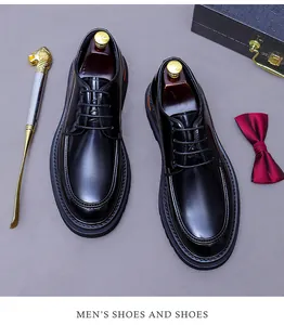 Détails de chaussures derby en cuir noir brillant avec coutures en U et semelle orange vif