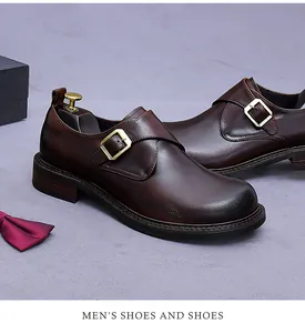 Détail de chaussures monk en cuir à dégradé avec une boucle métallique élégante