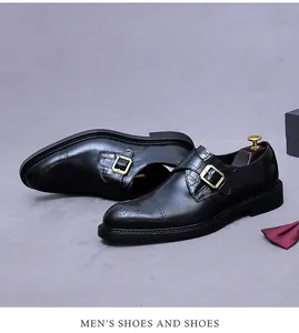 Detailansicht der schwarzen Monkstrap-Schuhe aus Leder mit Brogue-Prägung und Goldschnalle