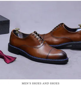 Detail von braunen Oxford-Schuhen mit Farbverlauf und blauen Ziernähten für Herren