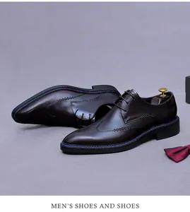 Dettaglio scarpe Derby in pelle testa di moro con cuciture a coda di rondine e filo blu