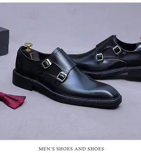 Dettaglio di scarpe monk strap in pelle nera con fibbie argentate e cuciture blu distintive