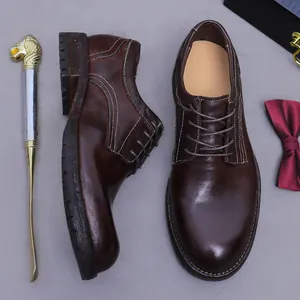Klassieke donkerbruine leren Derby-schoenen met retro verloop en wit stikseldecoratie