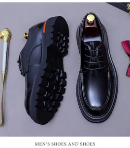Vue de dessus de chaussures derby en cuir noir brillant avec des accents orange et semelles épaisses
