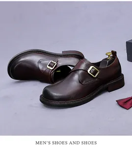 Détail d'une chaussure monk en cuir marron foncé pour homme avec boucle dorée