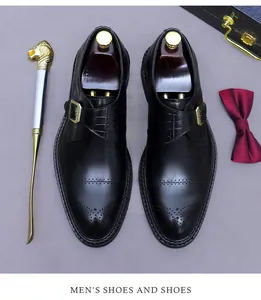 Nahaufnahme von schwarzem Leder-Monk-Schuh mit Krokodilmuster und Brogue-Verzierungen