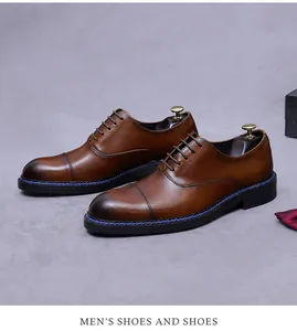 Detailaufnahme brauner Oxford-Schuh aus Leder mit blauer Ziernaht und Schuhspanner aus Holz