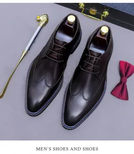 Classiche scarpe Derby brogue wingtip in pelle bordeaux scuro con confezione regalo