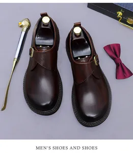 Détails de la chaussure monk strap en cuir marron dégradé avec boucle métallique chic