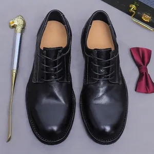 Klassieke zwarte lederen Derby schoenen met Goodyear rand op een donkere achtergrond