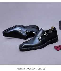 Dettaglio di scarpe monk da uomo in pelle nera con cuciture blu e doppie fibbie in metallo