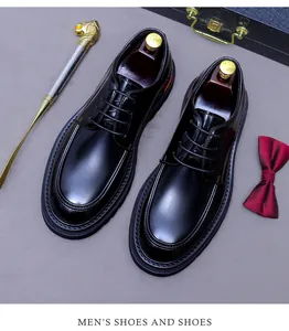 Vue détaillée des chaussures Derby en cuir noir poli avec semelles épaisses et accessoires