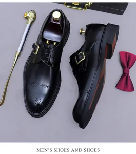 Detail eines schwarzen Leder-Monkstrap-Schuhs mit Brogue-Mustern und goldener Schnalle