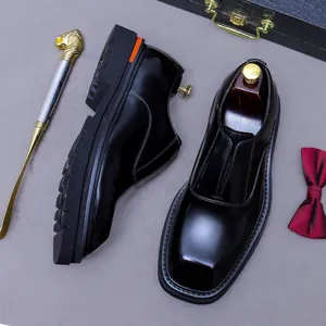 Glänzende schwarze Slipper mit quadratischer Zehenpartie und dicken Gummisohlen