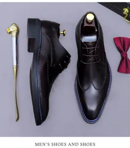 Dettaglio di scarpe derby brogue in pelle marrone con cuciture blu e lacci eleganti
