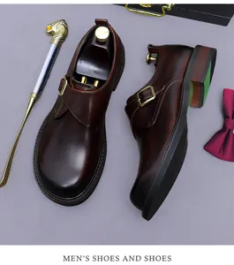 Détail de chaussures monk strap en cuir marron foncé avec boucle métallique élégante