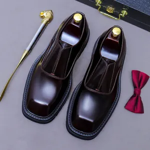 Formelle Lacklederschuhe in Dunkelbraun mit quadratischer Spitze und Zubehör