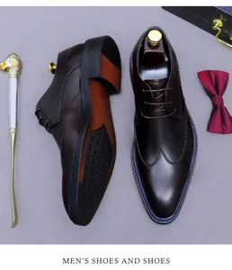 Dettaglio scarpe brogue in pelle marrone con cuciture wingtip e suola antiscivolo