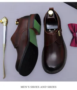 Détail de chaussures monk en cuir marron foncé avec boucle dorée et semelle verte