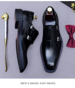 Dettaglio di scarpe monk strap in pelle nera con cuciture blu e fibbie argentate