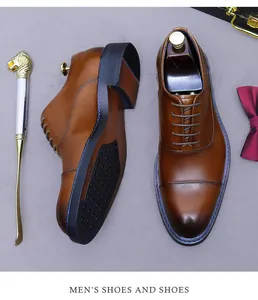 Nahaufnahme brauner Leder-Oxfordschuhe mit blauen Akzenten und einer edlen Seidenfliege
