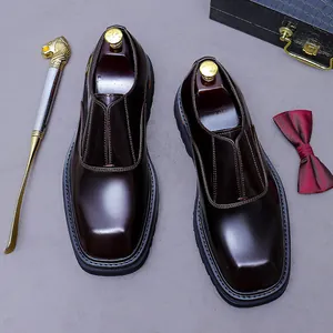 Dunkelbraune Herren Loafer mit eckiger Zehenpartie und glänzender Oberfläche im Business Stil