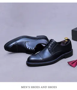Nahaufnahme von schwarzen Business-Lederschuhen mit gewebtem Detail und blauer Naht