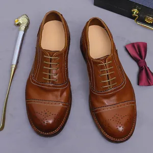 Klassische braune Oxford-Schuhe aus Leder mit Brogue-Verzierung für das Business