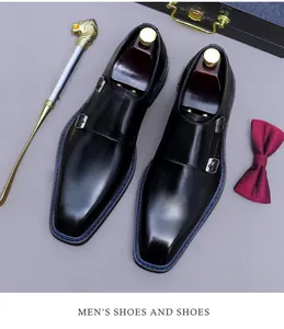 Dettaglio di scarpe Monk in pelle nera con cuciture blu e accessori di lusso