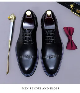 Nahaufnahme von schwarzen Business-Schuhen aus Leder mit Prägung und hochwertigem Schuhspanner