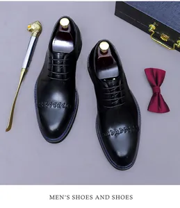 Flachbild von schwarzen Herren-Business-Lederschuhen mit gewebtem Detail und Zubehör