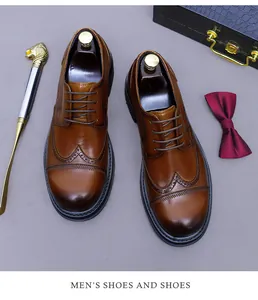 Draufsicht auf klassische braune Lederbrogues mit eleganten Wingtip-Verzierungen
