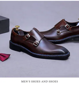Dettaglio delle scarpe monk doppie in pelle con cuciture blu e fibbie argentate