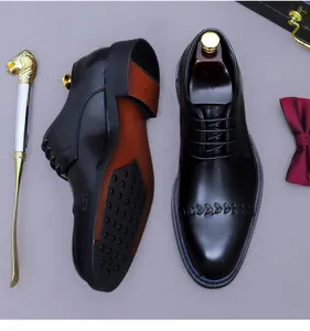 Details schwarzer Business-Schuhe aus Leder mit Weizenmuster-Prägung und Antirutschsohle
