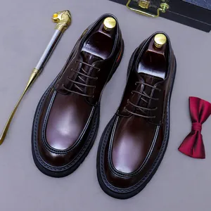 Chaussures derby en cuir marron poli pour homme avec chausse-pied doré et nœud papillon