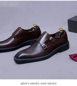 Dettaglio di scarpe monk in pelle marrone scuro con cuciture blu sulla suola in gomma